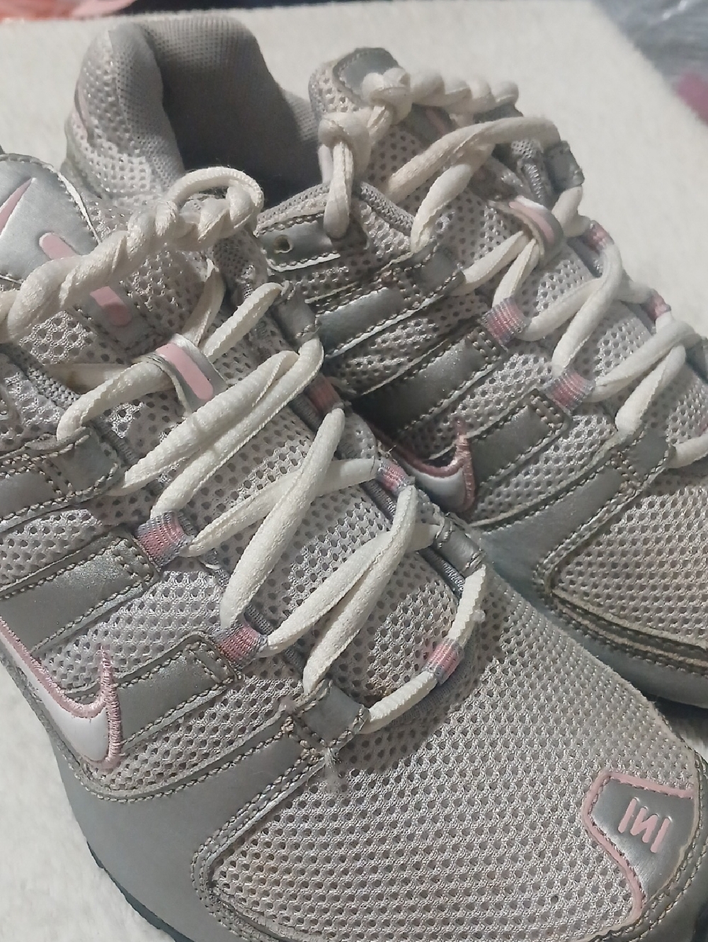 VINTAGE Nike Gray,Silver and Pink GIRLS SHOX Running Shoes.  Wms 7.5, Girls Y 6